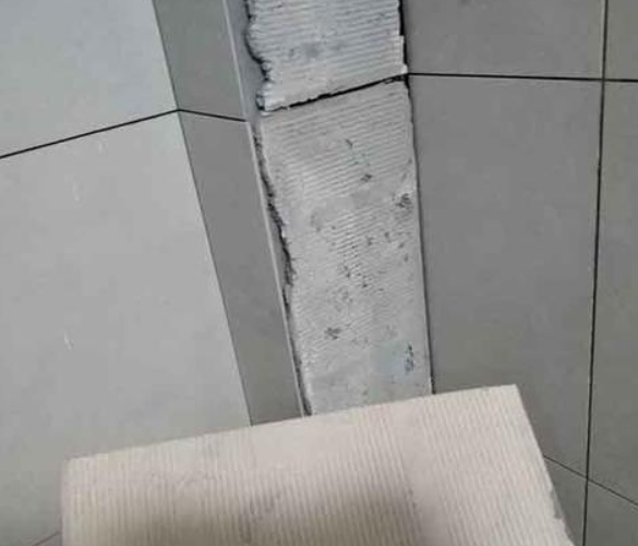 东川瓷砖空鼓维修公司分享下厨房瓷砖脱落的补救措施。